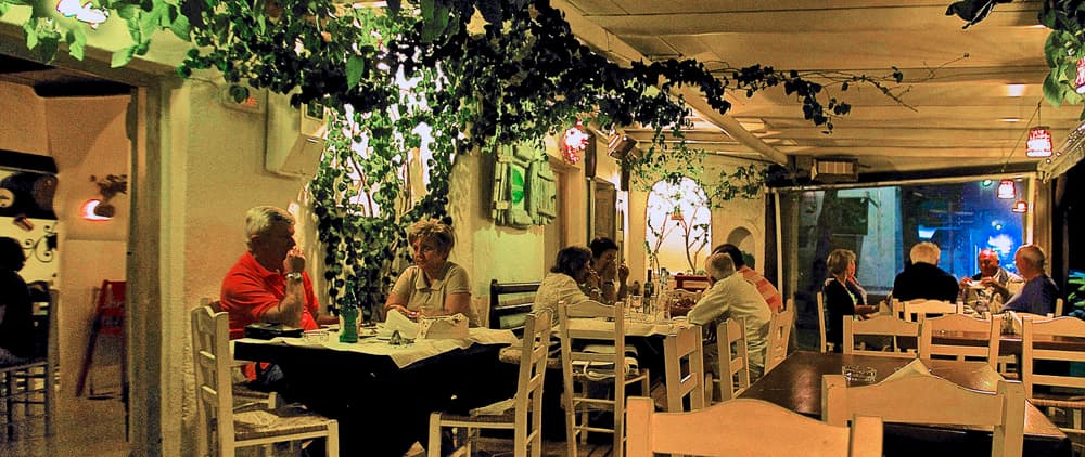 Ό,τι Απομείνε – εσωτερικό της ταβέρνας