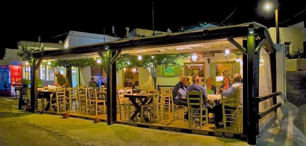 Oti Apomeine – taverna exterior