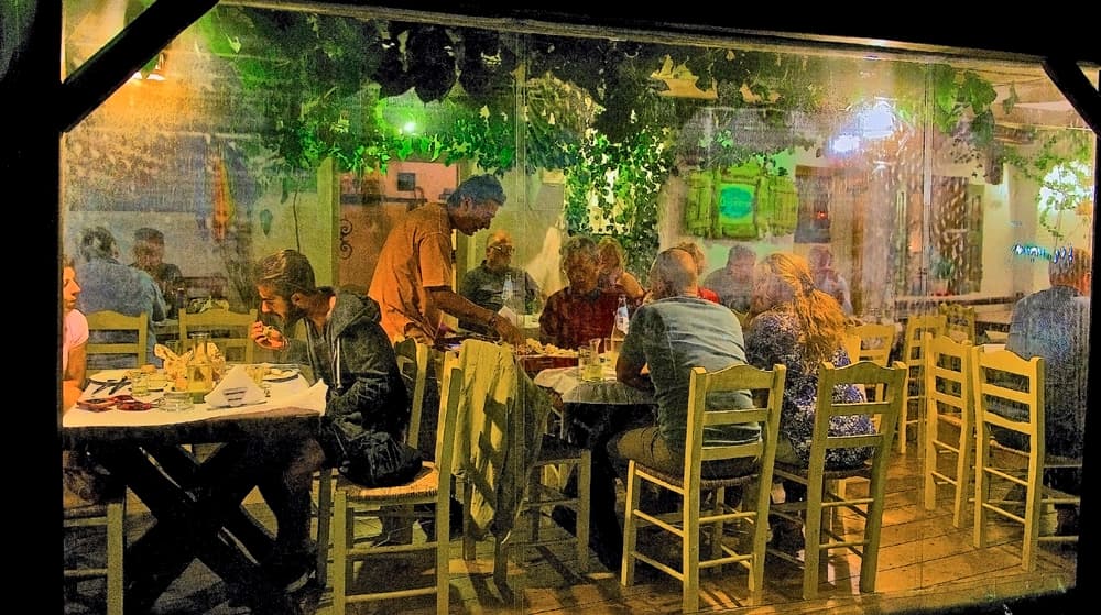 Oti Apomeine – the taverna